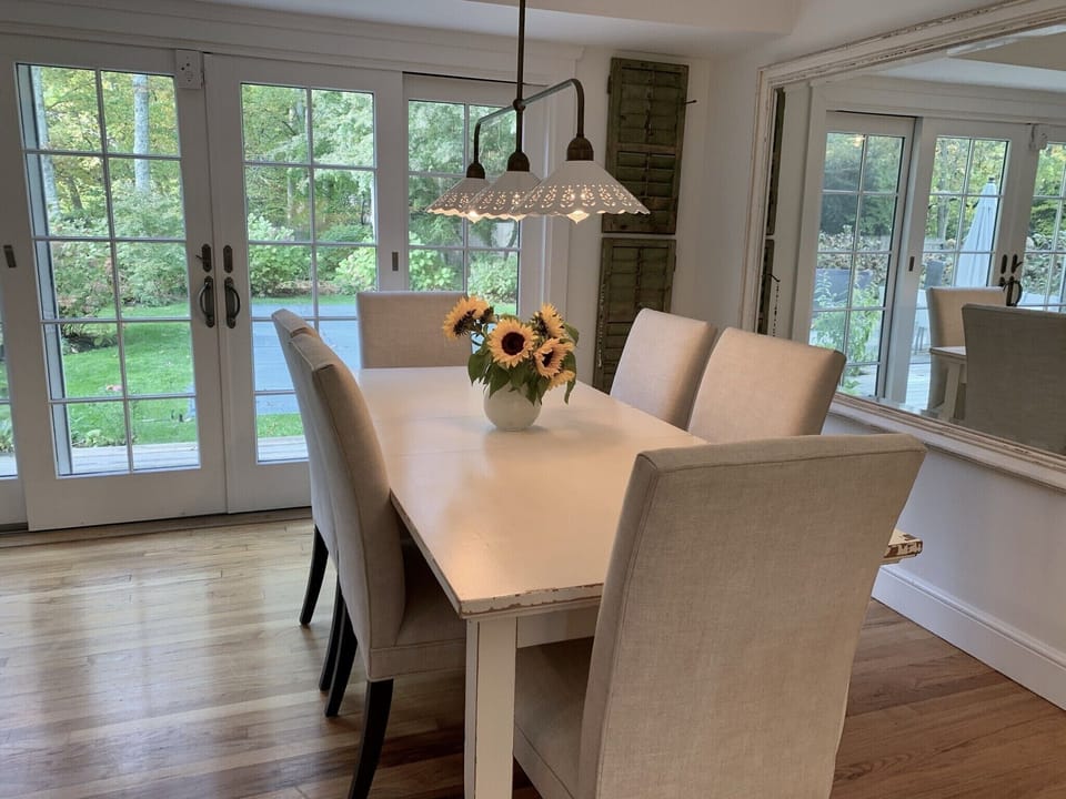 Dining table expands 