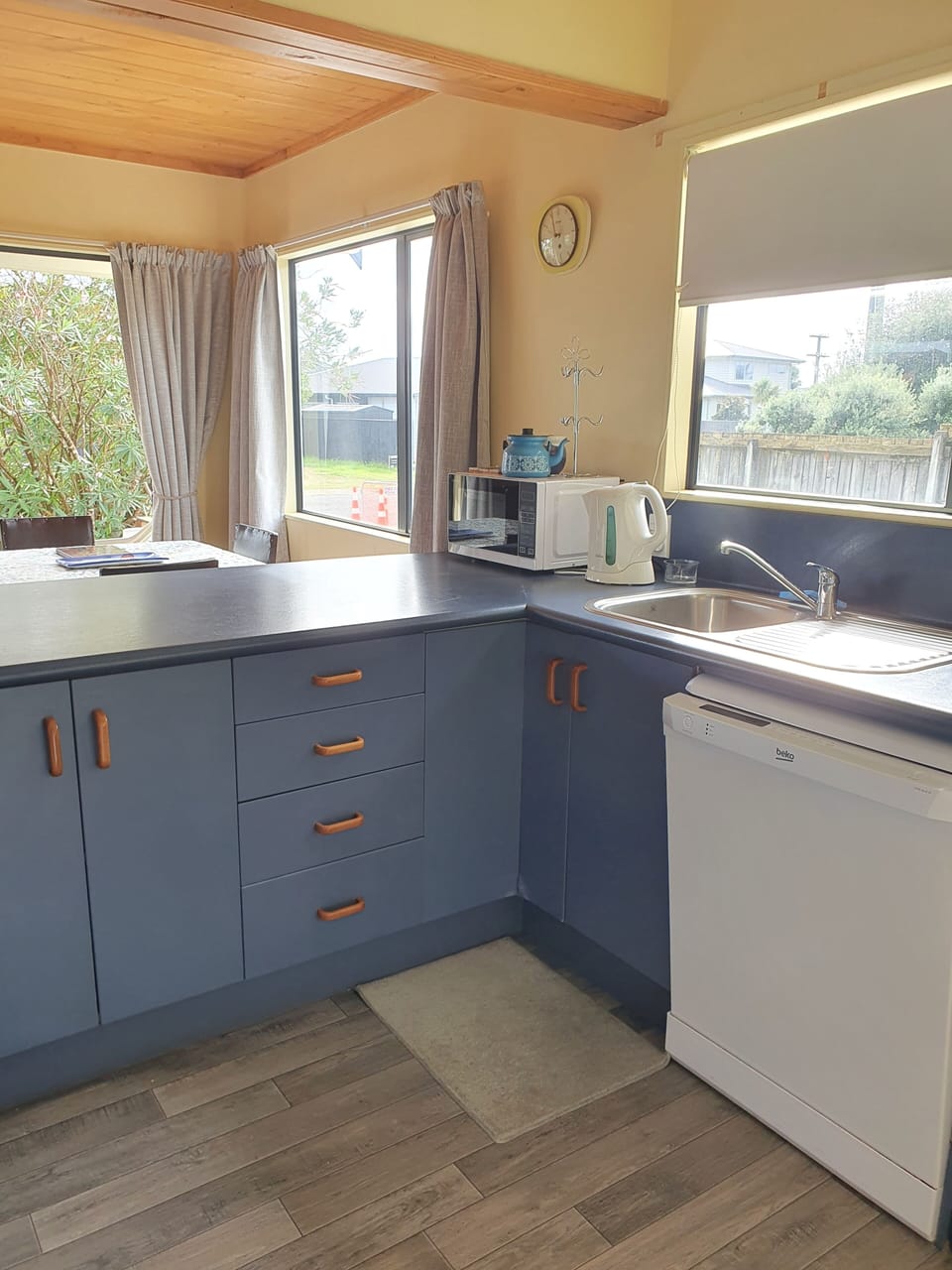 Fully equipped kitchen with dishwasher.