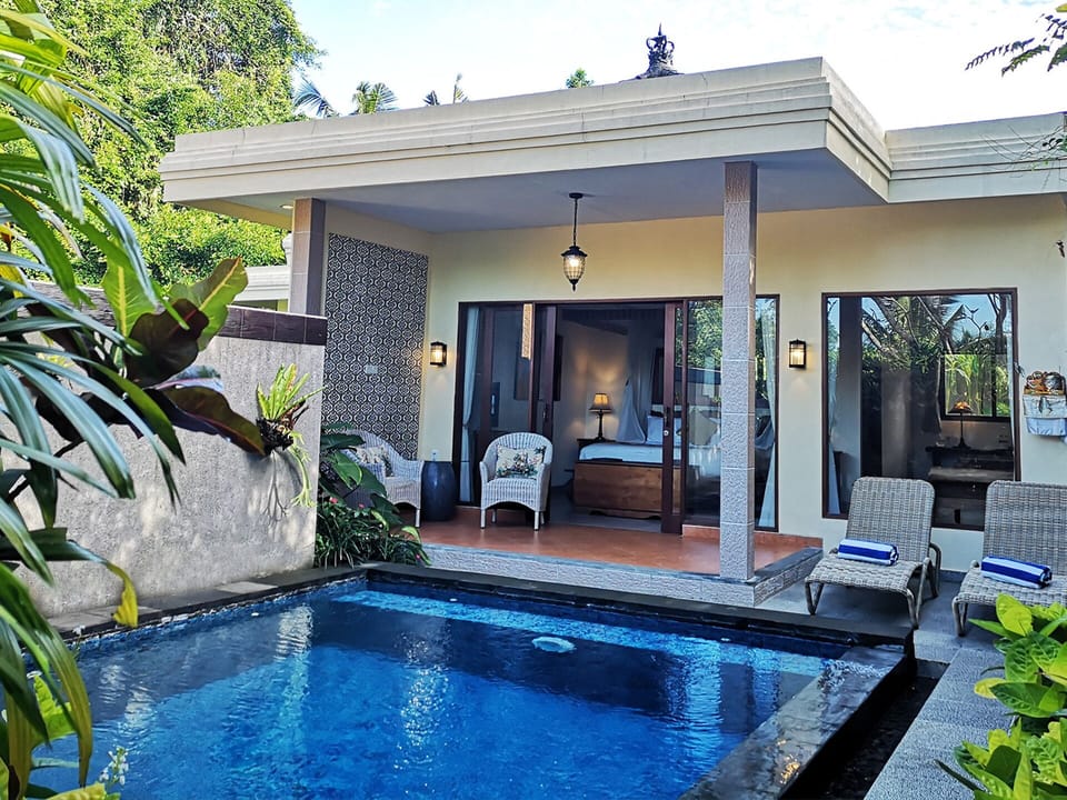 Terrace viewing the pool 