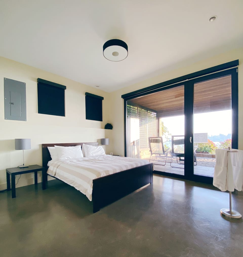 Guest bedroom (queen).