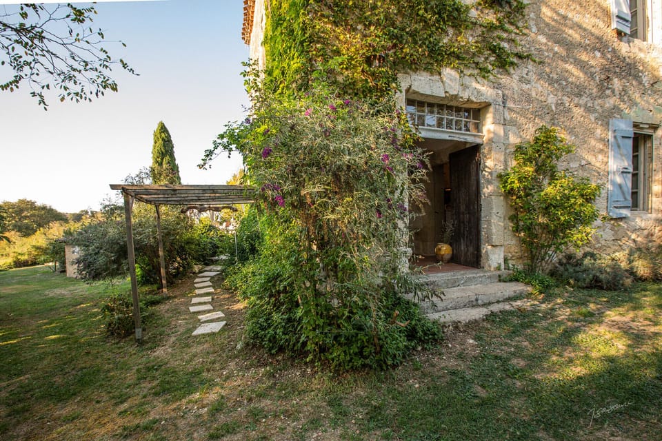 chemin sur côté de la maison vers piscine