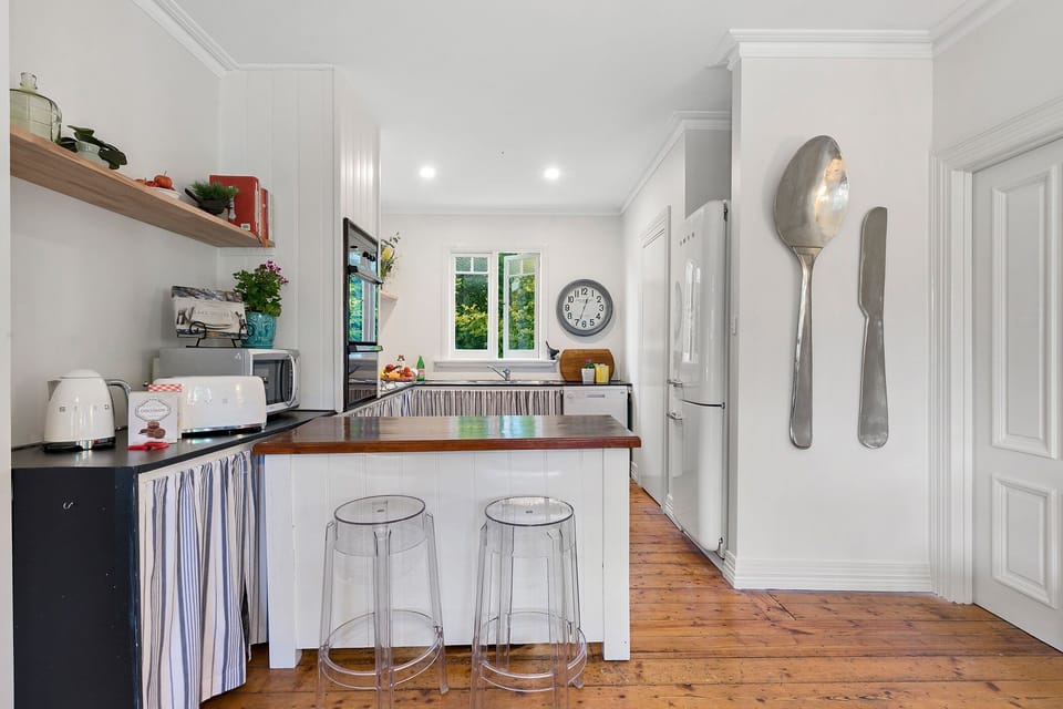 Country Kitchen : w SMEG appliances,  double oven, dishwasher