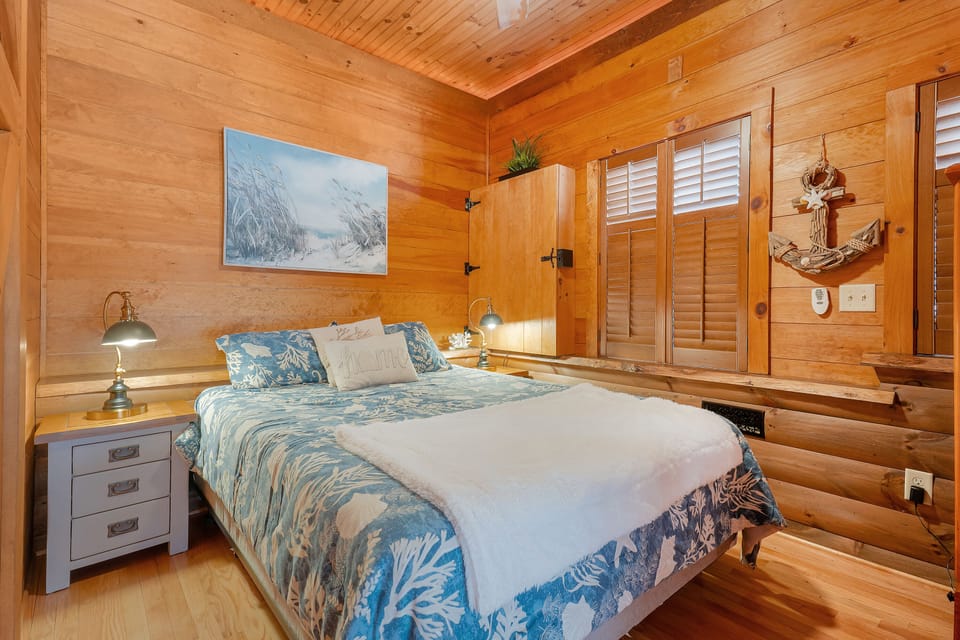 Queen bed in bedroom