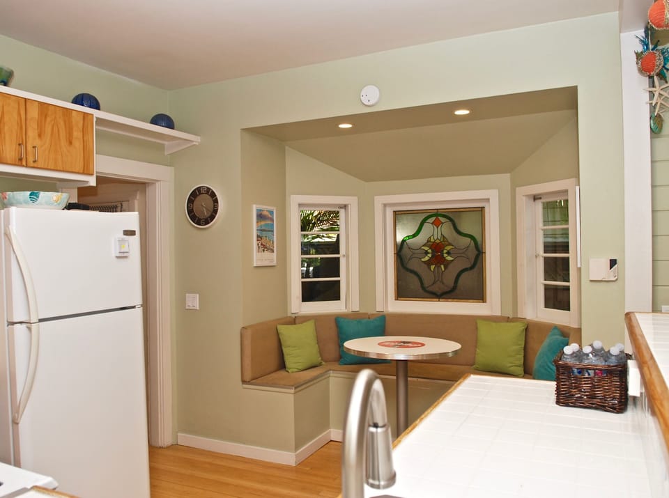 Cozy breakfast window seating off kitchen