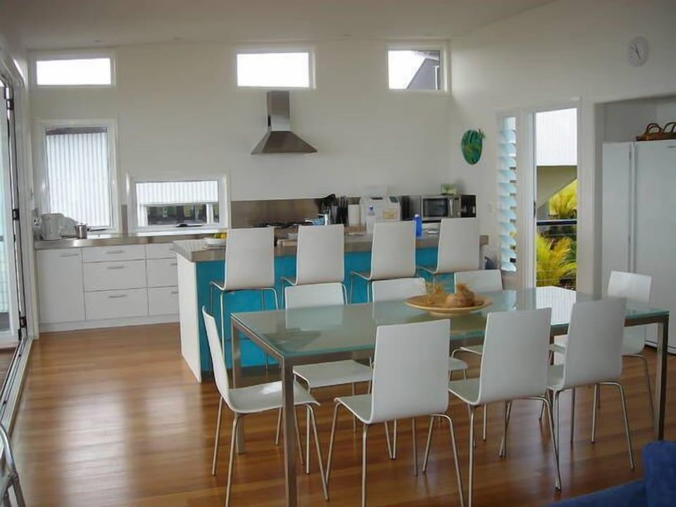 Dining area adjoining kitchen and lounge 