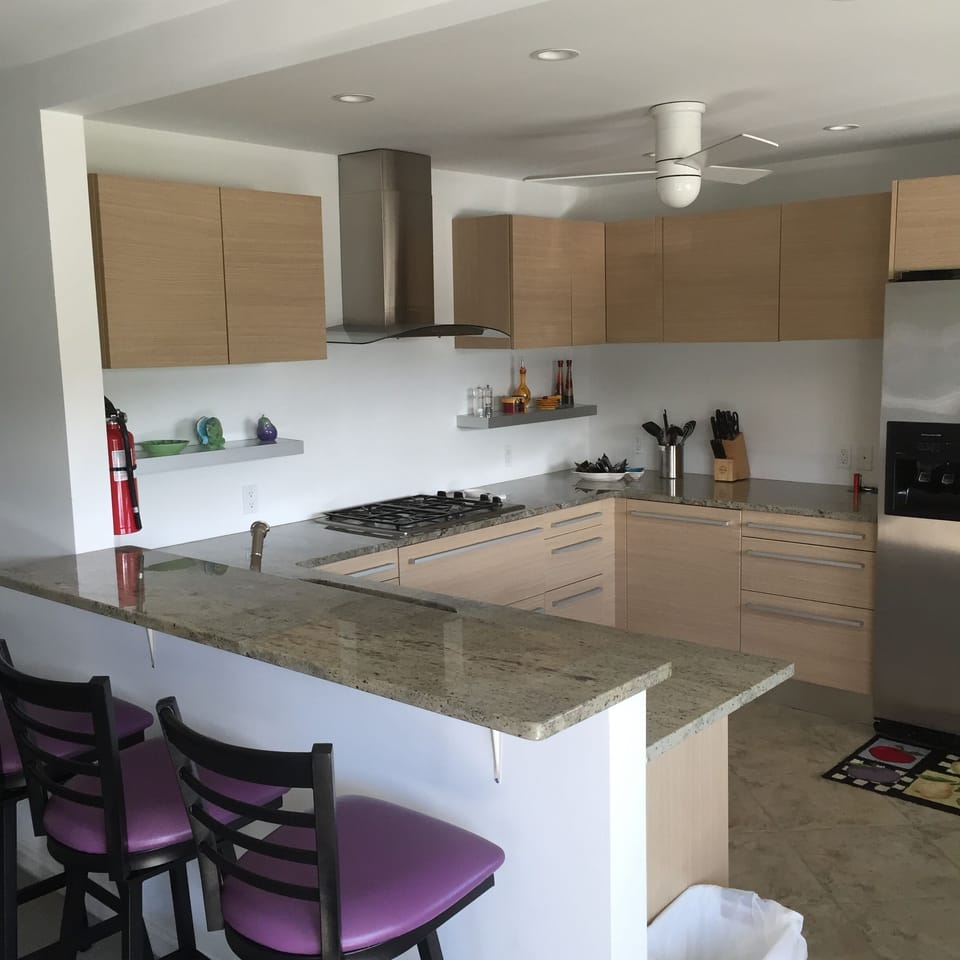 Kitchen / eat at counter