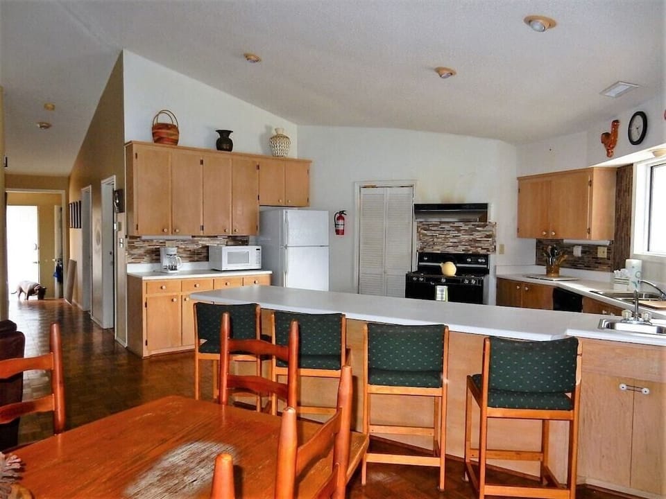 Eat-in counter top with 4 seats