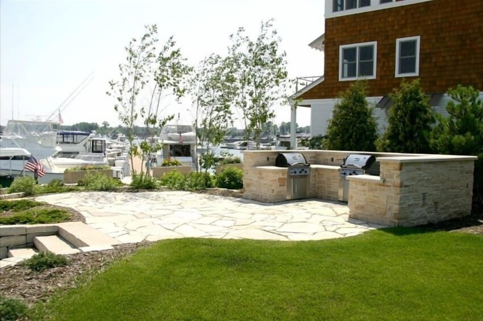 Clubhouse & outdoor pool 