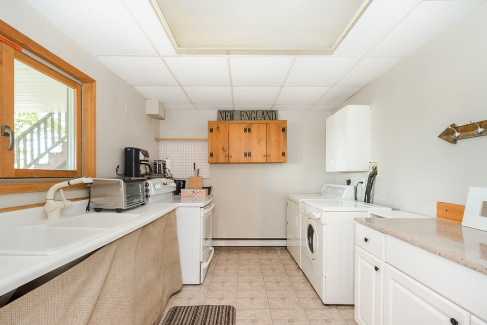 Additional kitchen + laundry room in basement 