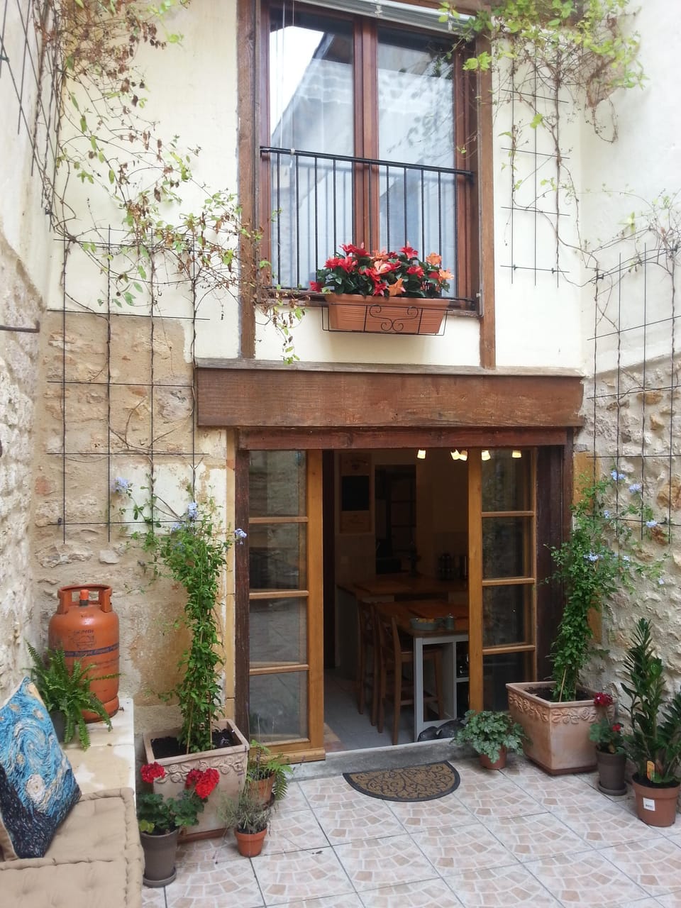 Courtyard to Kitchen with Monpazier Room above