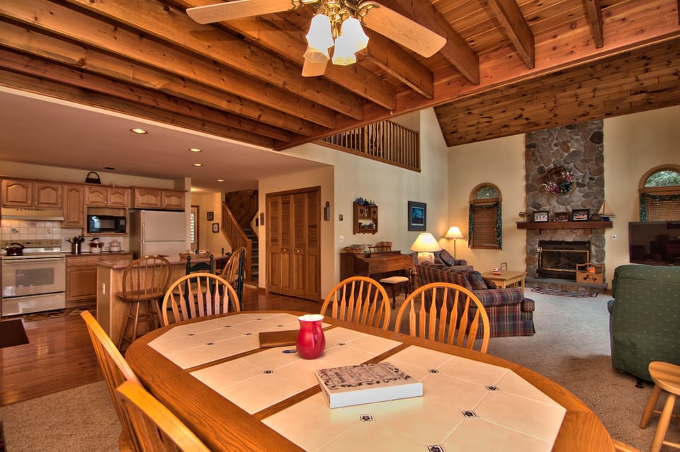 Space for the whole family around the dining room table