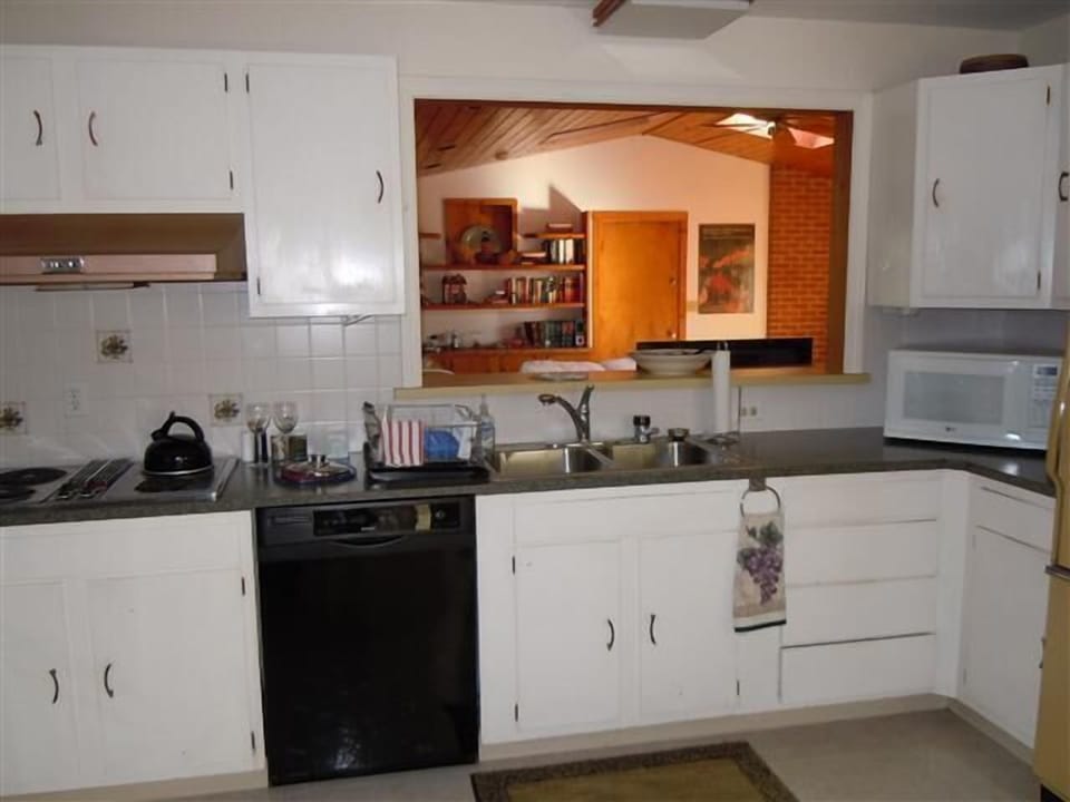 Well Appointed Kitchen, Modern Appliances