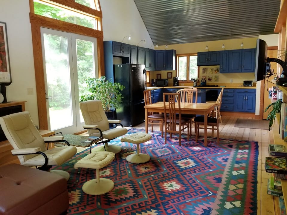 Entry looking toward kitchen