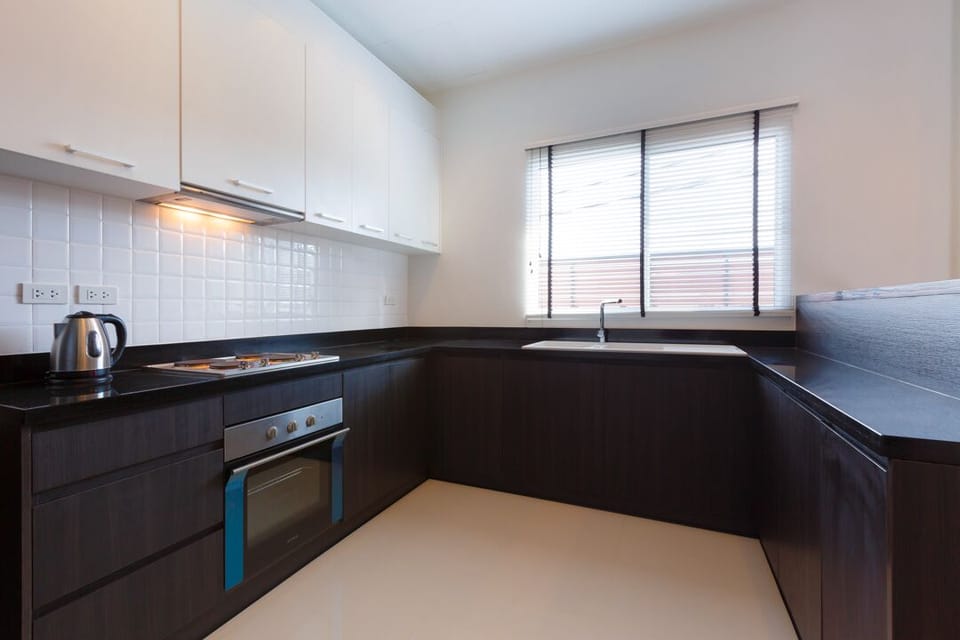 kitchen is equipped with oven, kettle, microwave, rice cooker, tableware, etc.