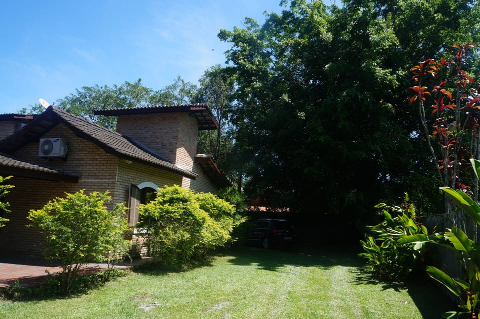 Comfortable beach house, good accommodations and ample leisure space. House in São Sebastião