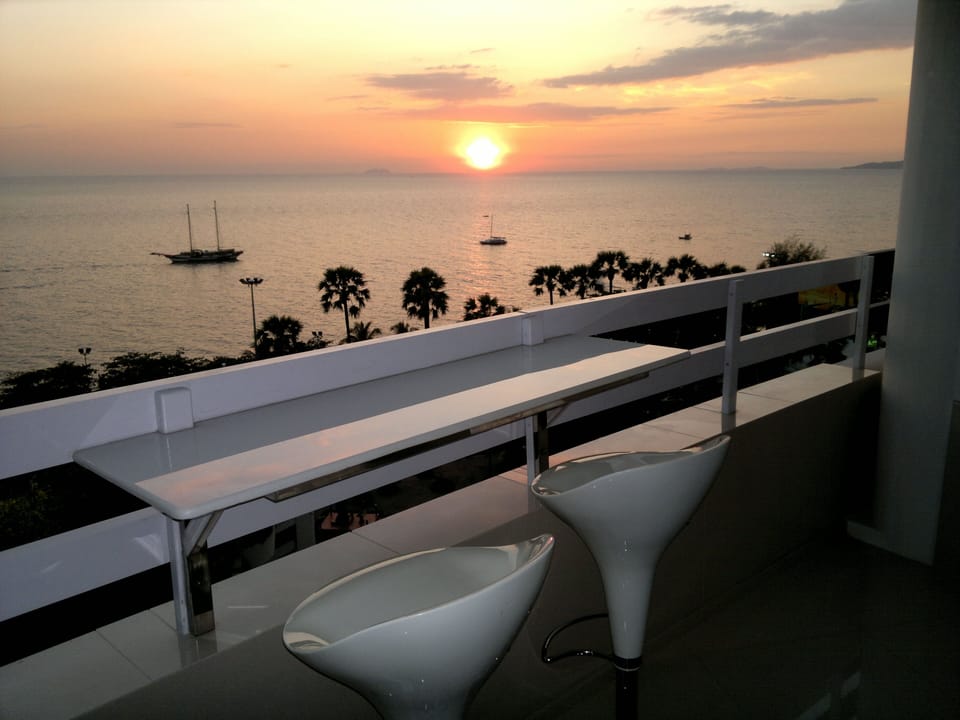 Jomtien PLAZA Condotel. Front the sea 