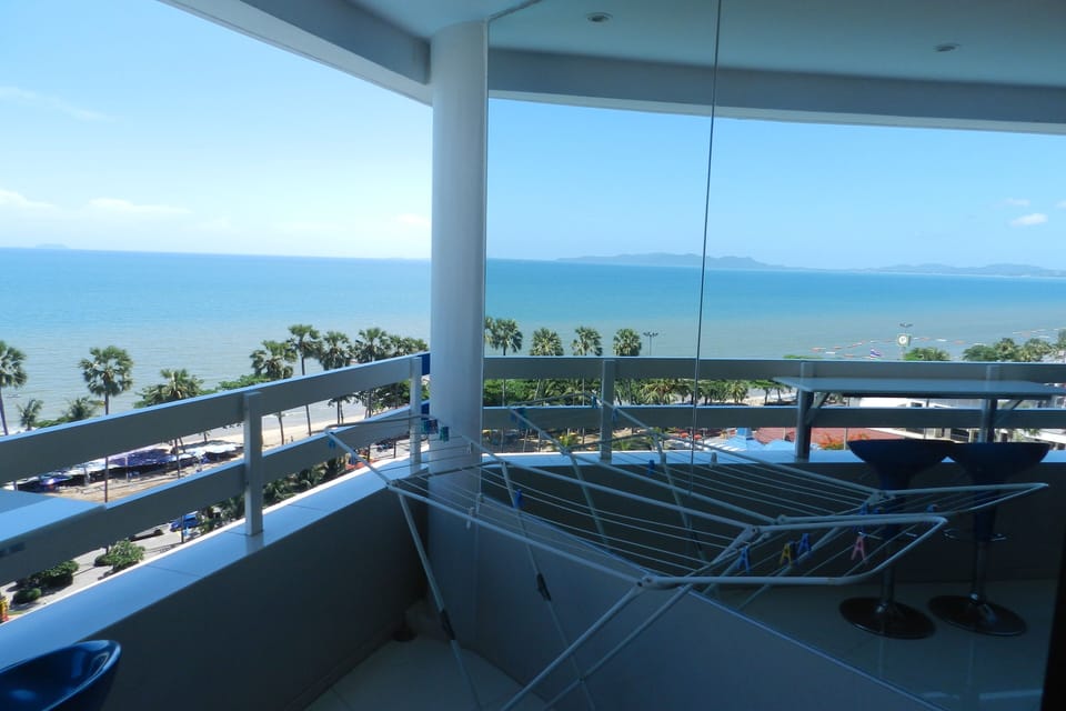 Jomtien PLAZA Condotel. Front the sea 