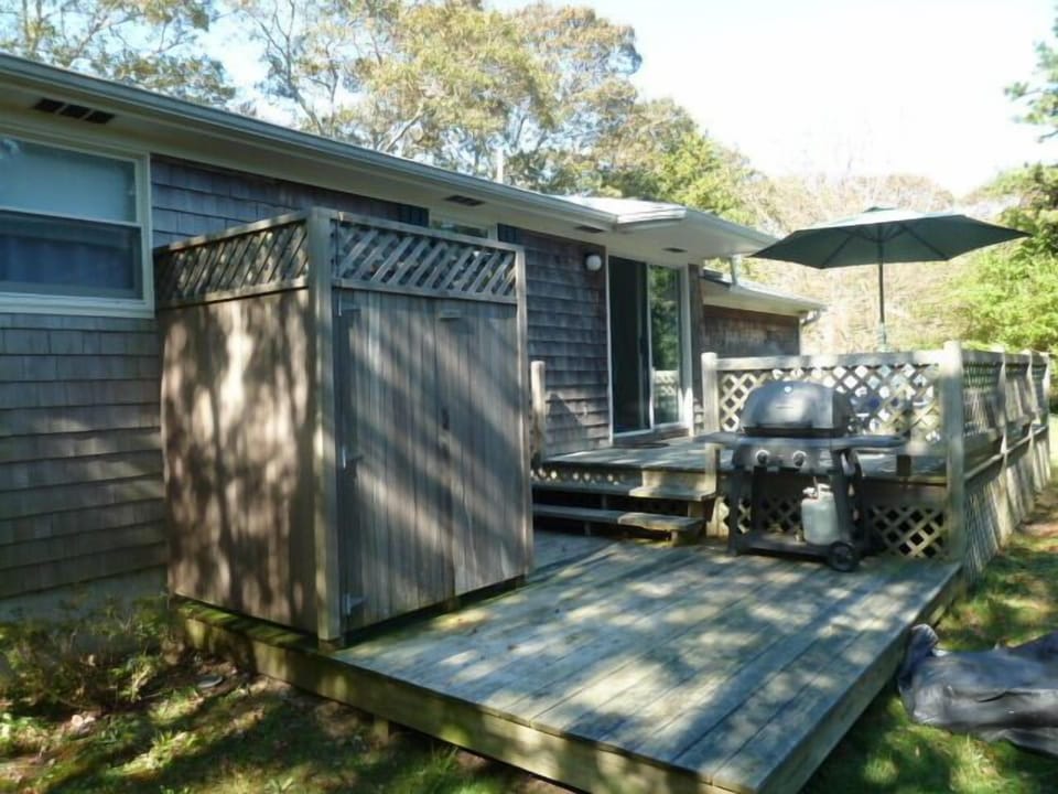 Deck with outdoor mahagony shower