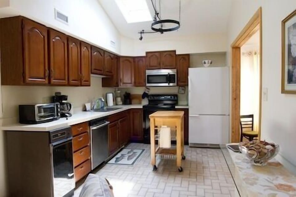Well-­‐equipped tiled floor Kitchen with vaulted ceiling and skylight providing superior lighting.