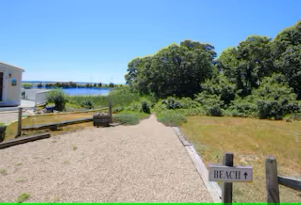 Harbor Village's footpath to Beaches