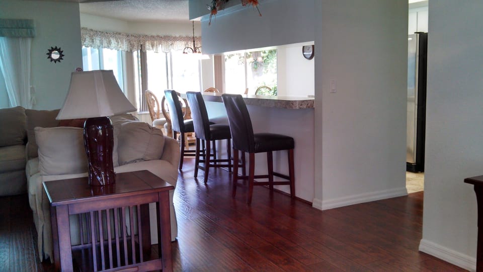LIVING ROOM/KITCHEN EAT IN BAR