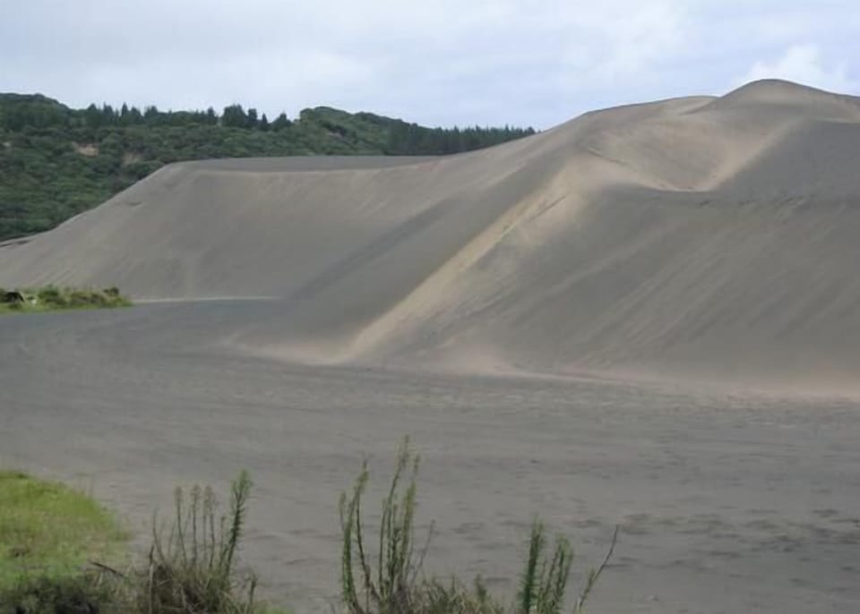 Sand dunes en route to Lake Wainamu