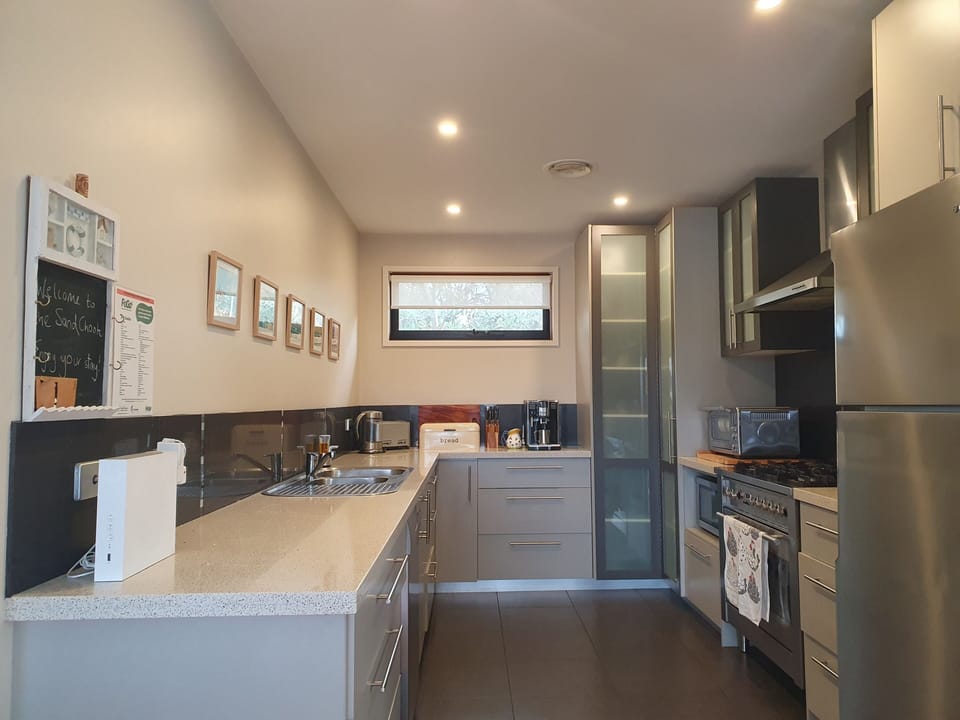 Fully equipped modern kitchen.
