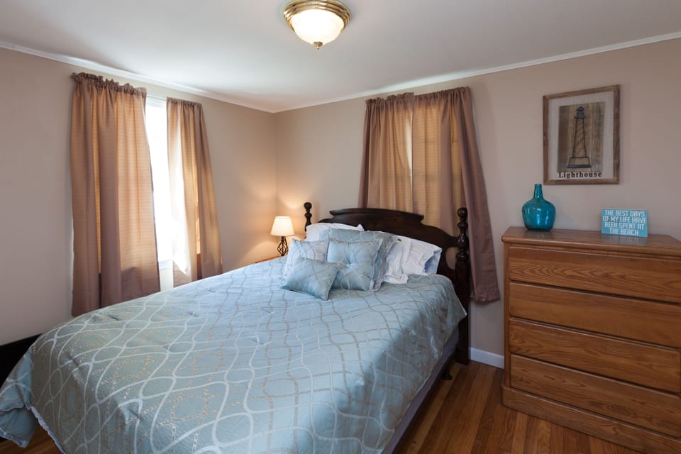 1st floor show a queen, is now a king bedroom has 40" HGTV