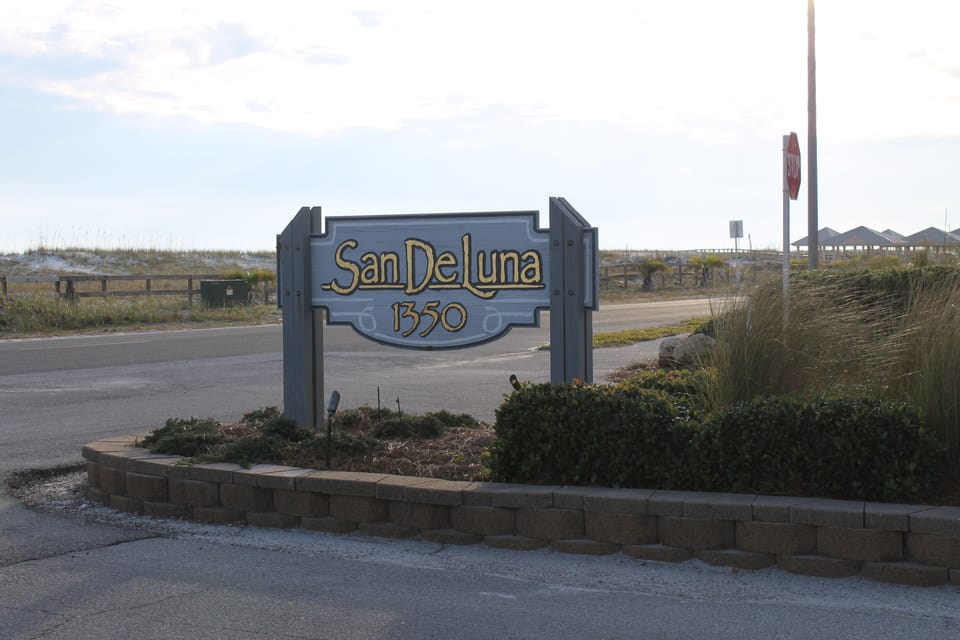 Entrance. Beach access across the street.