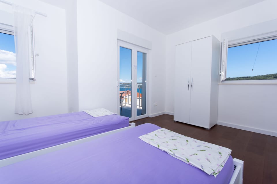 Bedroom 3 with 1 balcony