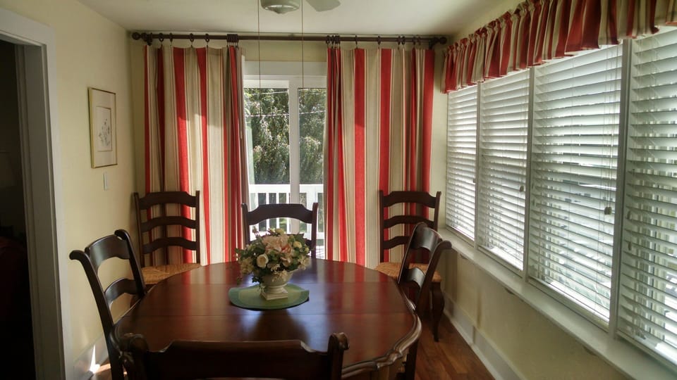 A beautiful dining room to enjoy breakfast, lunch and dinner with your family