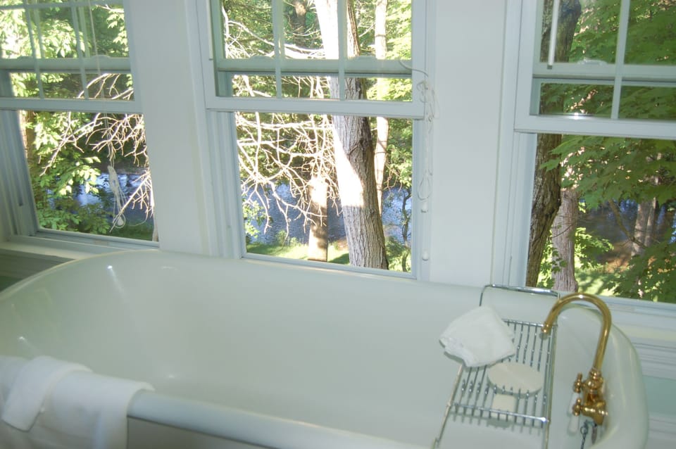 A bath with a view, a glass of wine, a quiet moment......heaven.