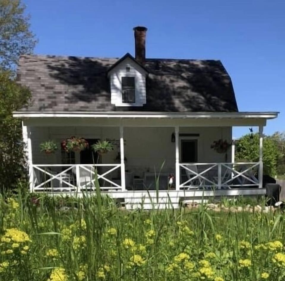 The Southernmost House in The Village of Otter Creek.   4 minutes to Bar Harbor.