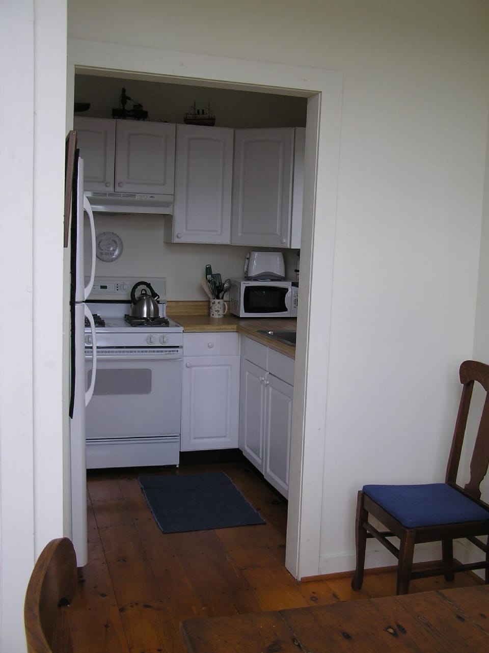 A fully equipped kitchen