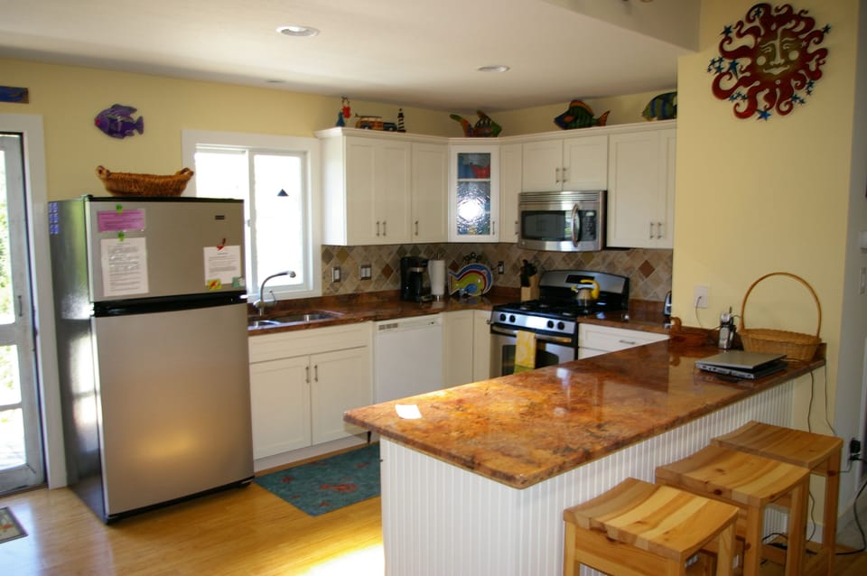 Fully stocked kitchen and countertop remodeled 2010