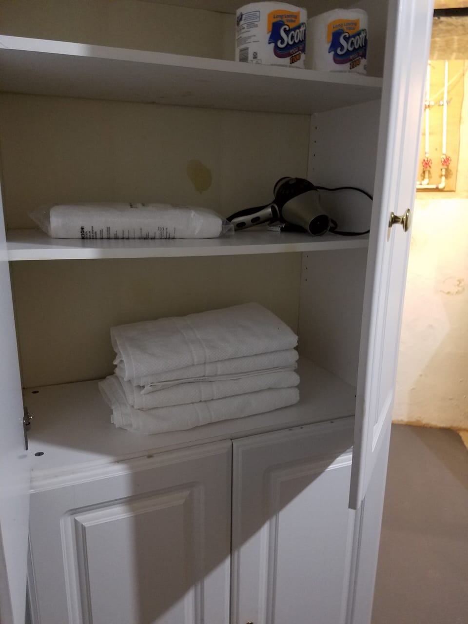 Clean towels and toiletries provided