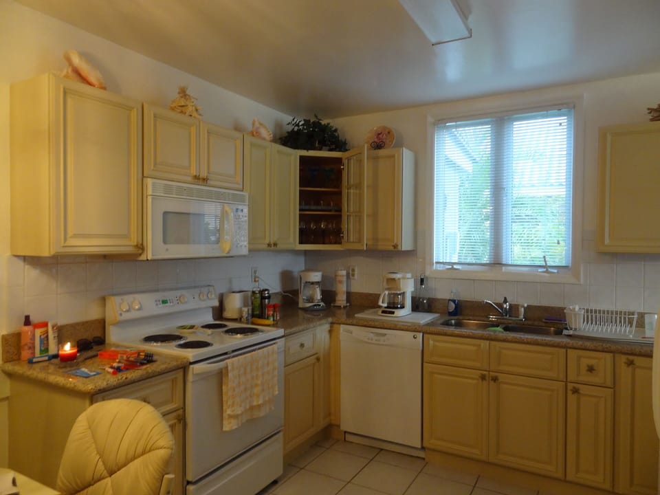 Fully appointed large kitchen with granite counters 