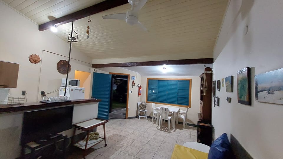 SALA COM TV 32"+TV BOX ISYS COM COZINHA AMERICANA COMPLETA