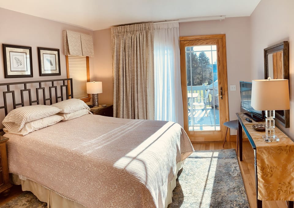 Queen bedroom 
(showing access to private deck)