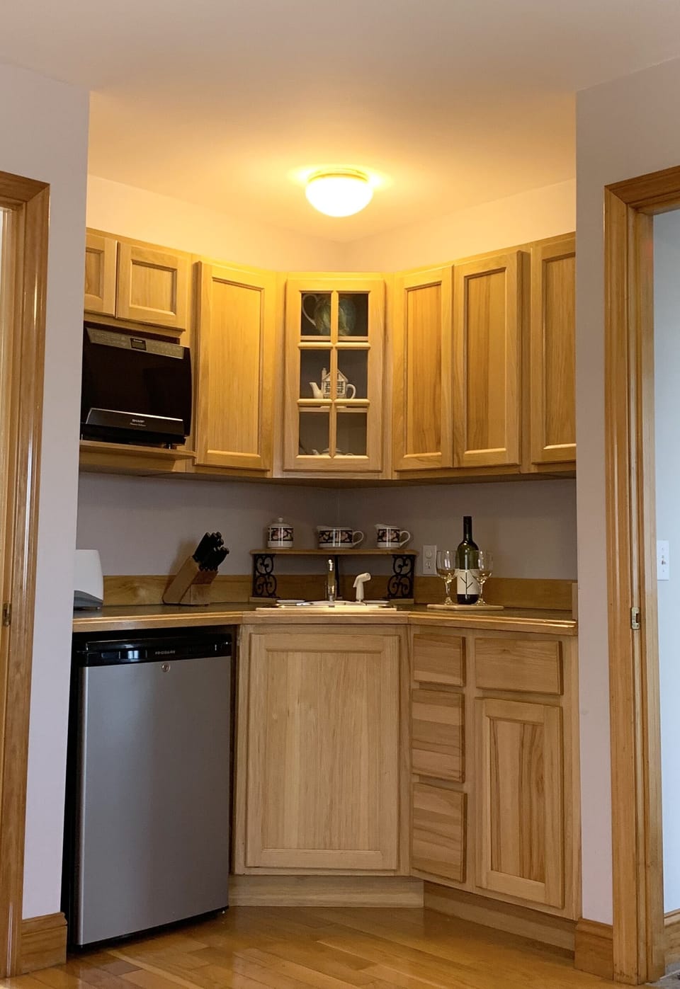 Kitchenette (sink,. fridge/freezer, toaster, microwave, coffee-makers, more . .)