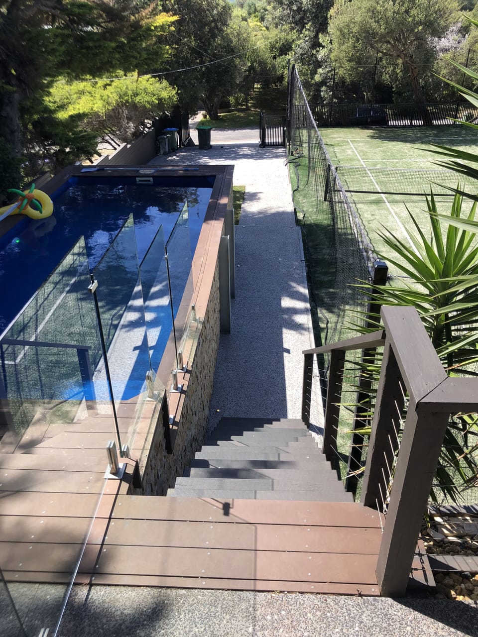 Swimming pool with a view and tennis court 