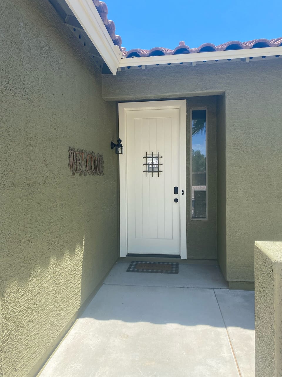 Front door area - easy self check-in 