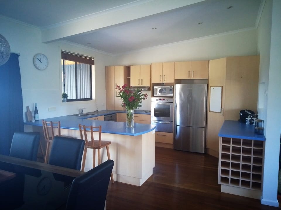 kitchen (upstairs)