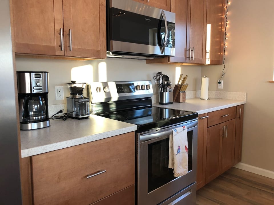Kitchen: coffee pot and grinder with complimentary coffee beans!