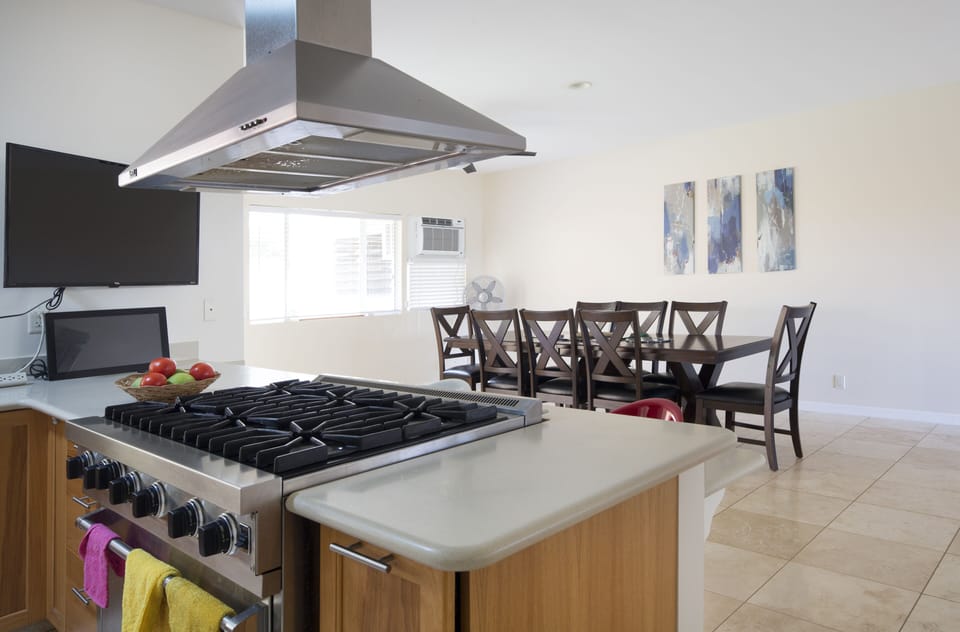 kitchen / dining area