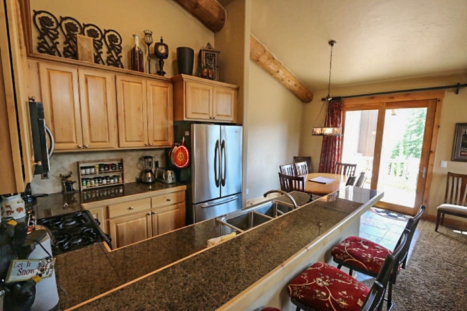 Well-equipped kitchen with gas stove, granite countertops and breakfast bar