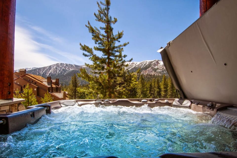 6 person jacuzzi with gorgeous views!