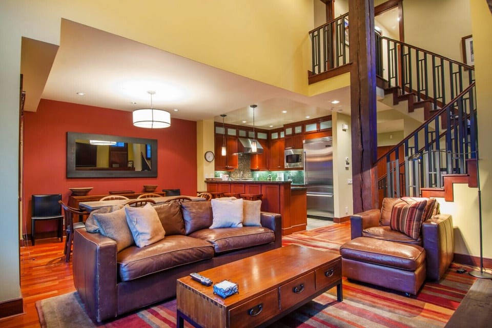 Living Room/Flat Screen TV/Bose Surround Sound/Fireplace