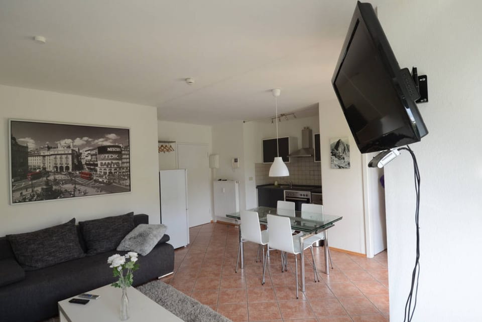 Living/dining room and kitchenette