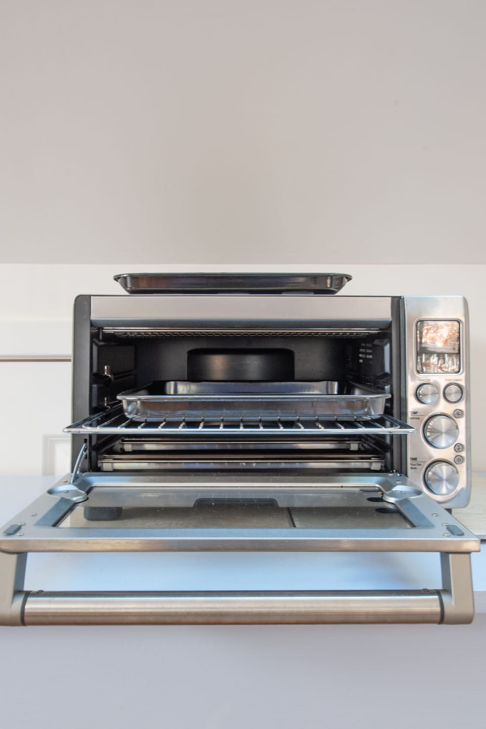 Convection oven for baking, broiling and toasting.